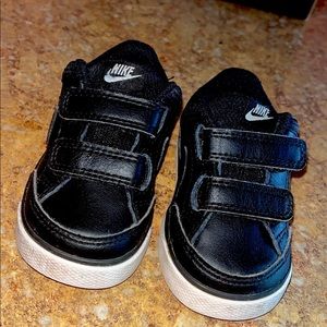 Nike infant sneakers Size 4c Black and White